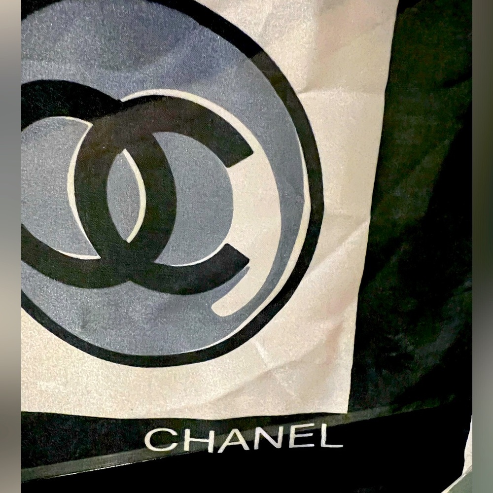 Chanel - large silk scarf. Black, gray, and pink/ salmon. - Picture 4 of 9